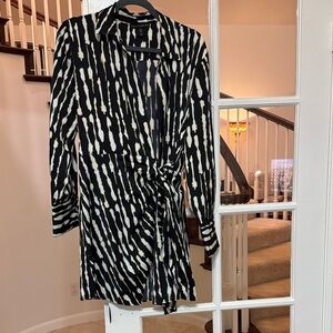 House of Harlow Size Large Stylish Black and White Wrap Mini Dress